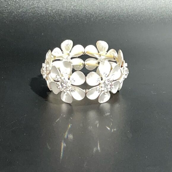 Beautiful Flower & Rhinestone Stretch Bracelet - Picture 3 of 3